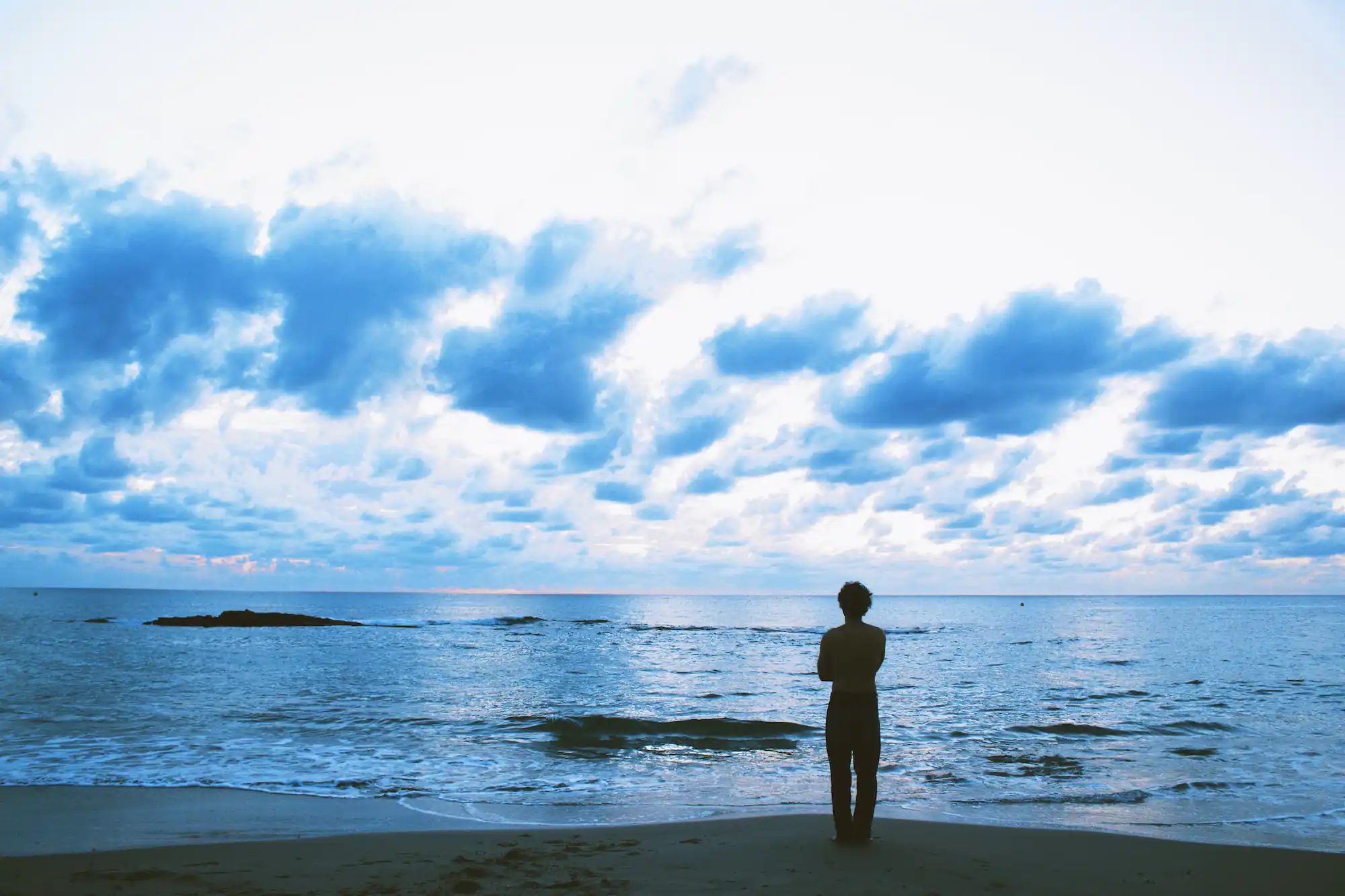 Fotografía de ivansan de espaldas frente al mar para la portada de su nuevo single "Tormenta"