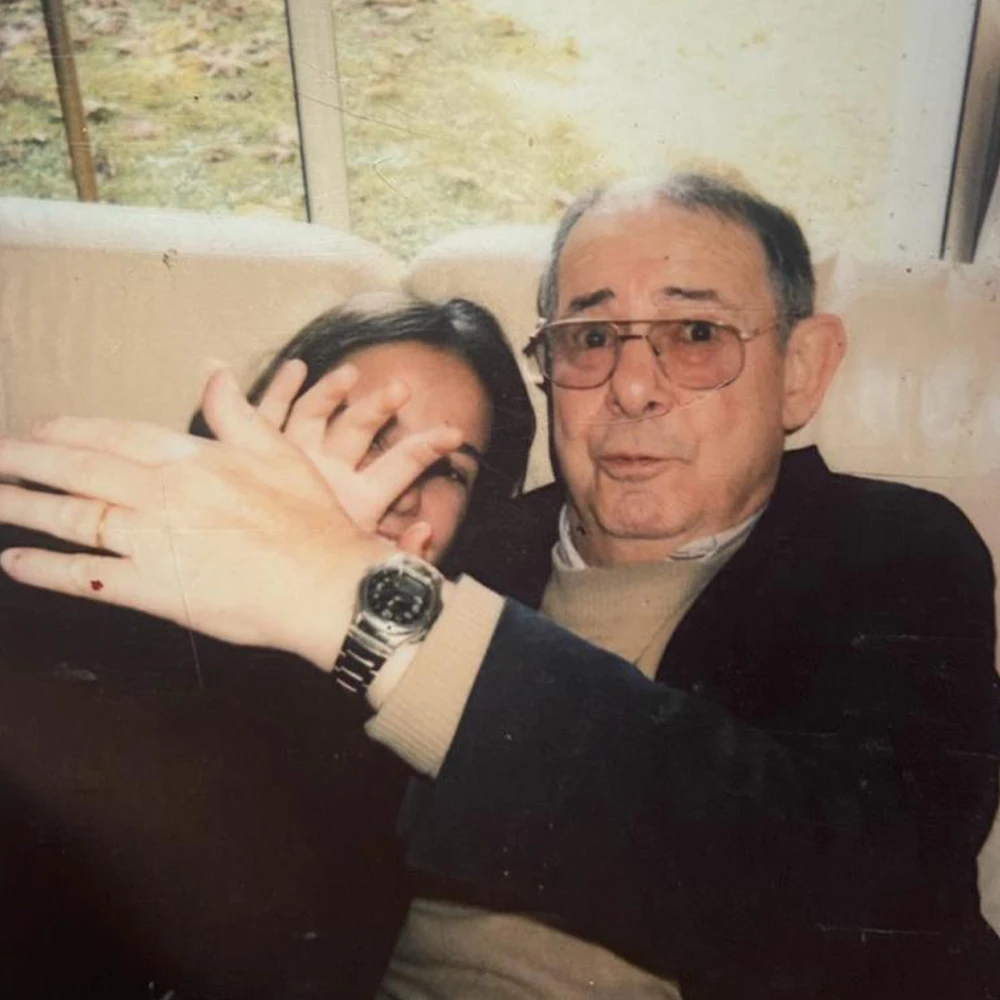 Fotografía de Anouck con su abuelo para la portada del EP "Las Horas"