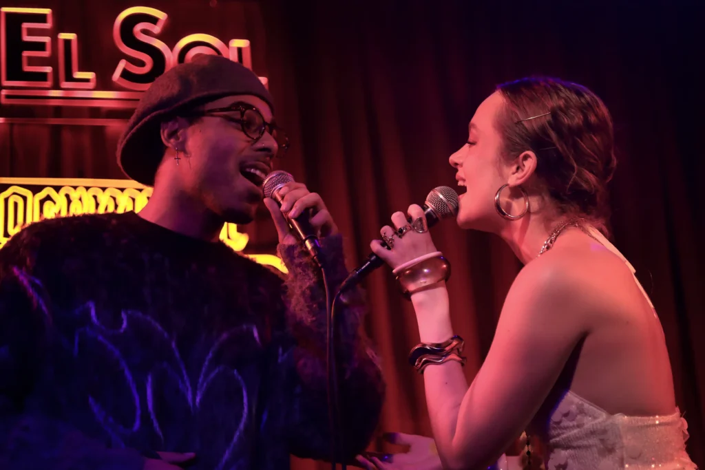 Cris Helia y Miss Blanche cantando 'Vuelve'